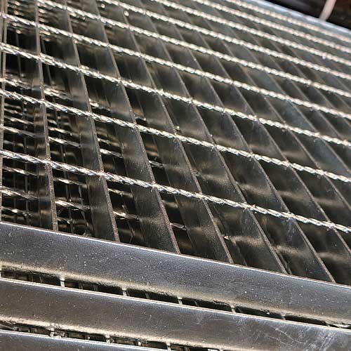 G325/40/100W鋼格柵板選用Q235B和Q355B材質(zhì)的經(jīng)濟性
