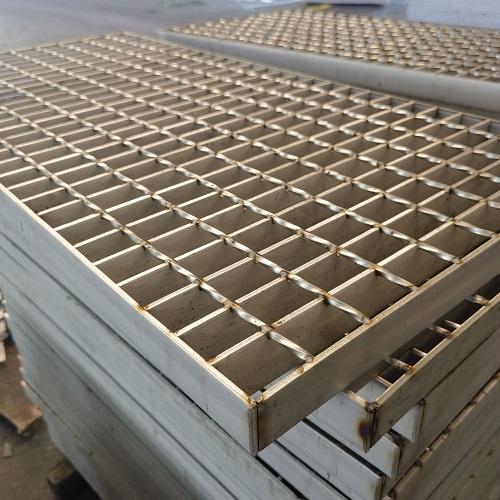 不銹鋼格柵風(fēng)雨考驗(yàn)的堅(jiān)固平臺