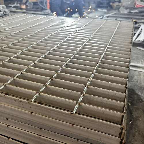 不銹鋼格柵風(fēng)雨考驗(yàn)的堅(jiān)固平臺