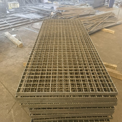 鋼格板表面處理方式對(duì)比：噴漆、鍍鋅、不銹鋼哪種更耐用？