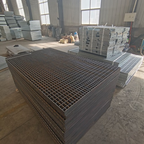 光伏電站鋼格板支架方案：耐候性+易維護(hù)！