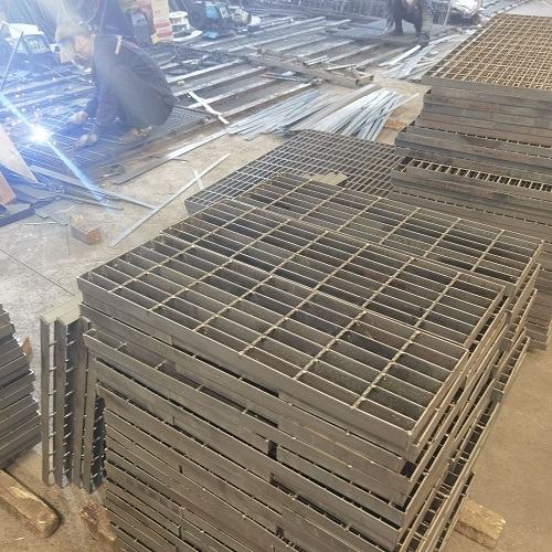 化工廠鋼格板選型指南：耐酸耐腐蝕材質(zhì)推薦！