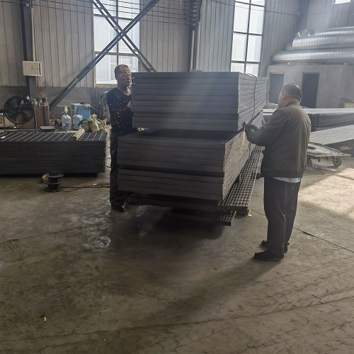 市政工程鋼格板選型：玻璃鋼格柵VS金屬格柵對比！