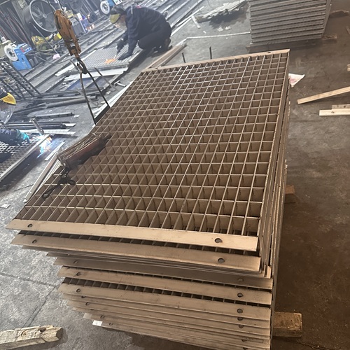 鋼格柵板踩空怎么辦？防滑設(shè)計(jì)來(lái)幫忙