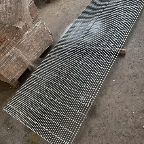 鋼格板焊接工藝全過程，點(diǎn)焊和壓焊區(qū)別在哪