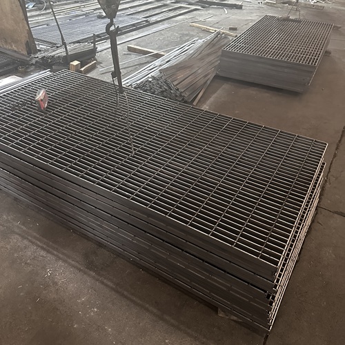 鋼格板安裝不當(dāng)?shù)暮蠊こ倘吮仨毦? /> 
</p>
<h2>
	<strong>第一，<a href=